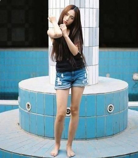  形容■街拍美女：活泼开朗的小姐姐，用美若天仙形容不为过