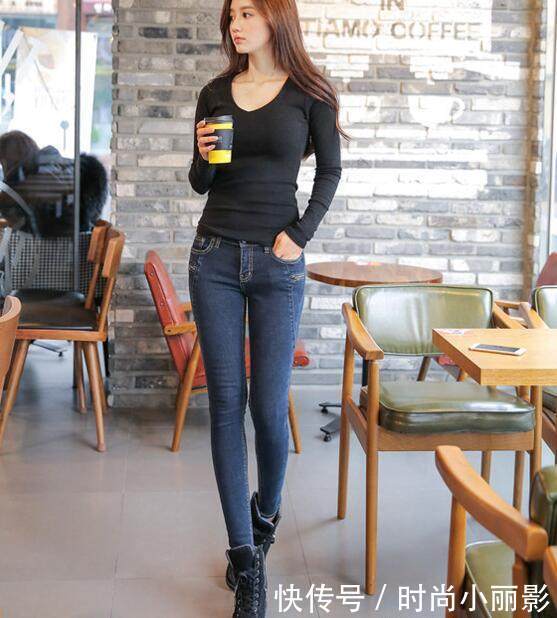 身材很棒，气质婉约的牛仔裤美女，自信展示完美腰身！