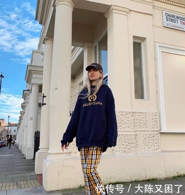  『时髦』阔腿裤不吃香了，2020流行“窄腿裤”，时髦不挑人，比阔腿裤百搭！