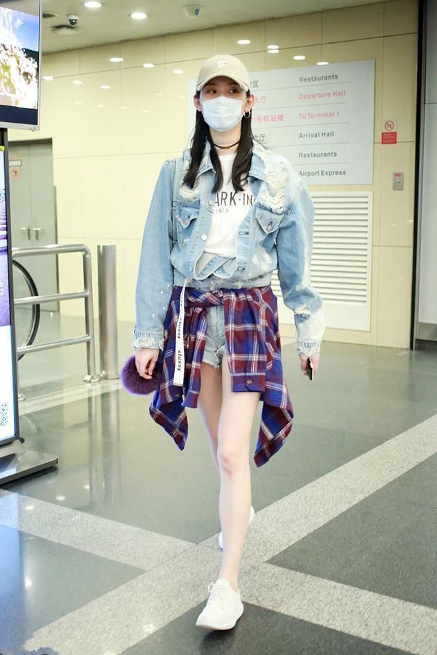 奚梦瑶机场又作妖, 穿的短裤都到大腿根了, 口袋露了一大截!