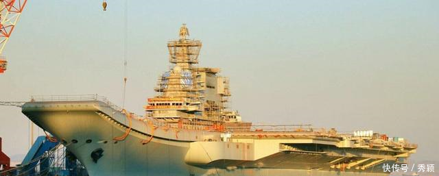 山东号航母甲板下冒出滚滚浓烟 为何一直没有