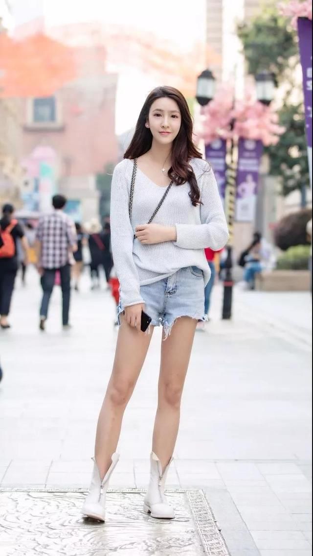 街拍，时尚的穿搭是彰显气质的资本，你的穿搭够时尚吗?