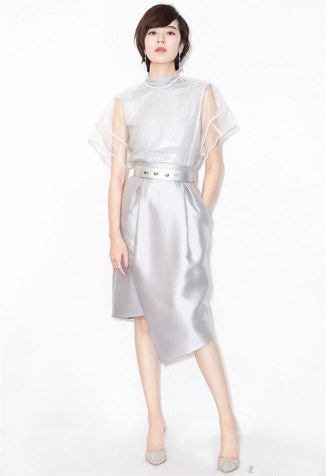 郁可唯穿银色短裙，上身套层薄纱也不丑，网友:一般人穿能丑哭!