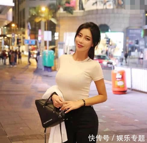 性感姐姐时尚街拍纯白色T恤搭配一款黑色的紧身热裤,凸显迷人好气