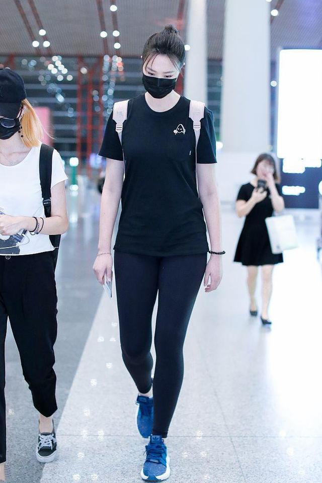 曾经的女排队长惠若琪穿打底裤现身，看完她的腿后惊住了，网友：