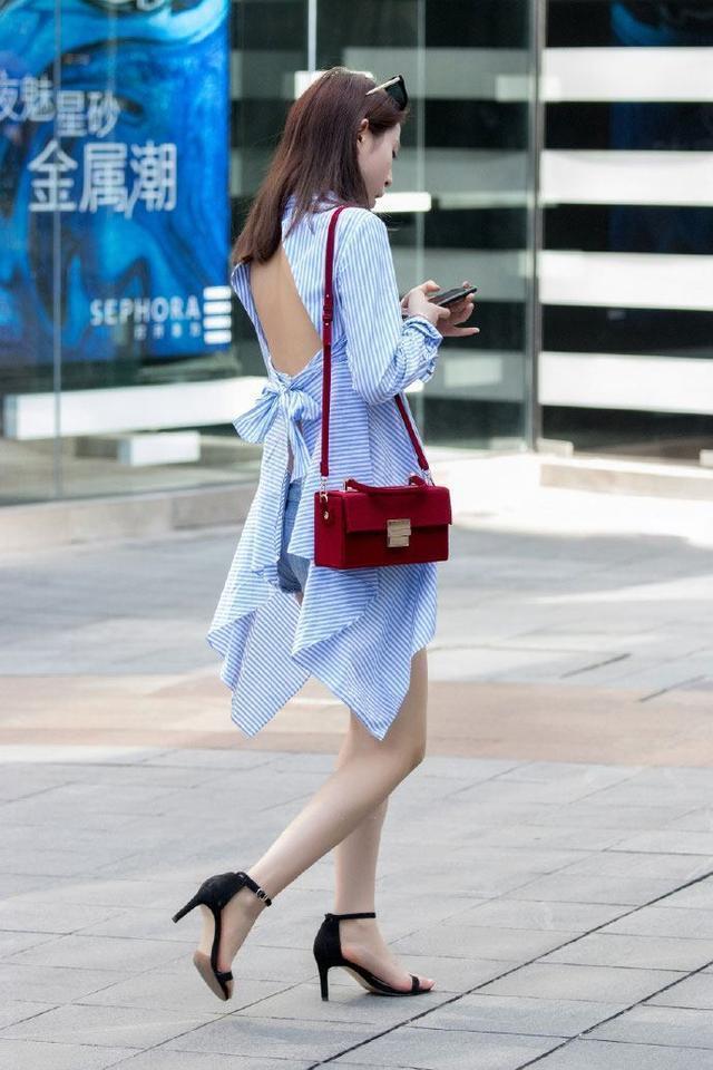 小姐姐拥有这样一双白皙修长的美腿，深藏不漏的穿搭，发现后才觉