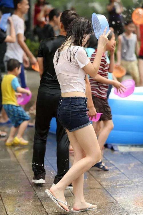 街拍：腿有点粗的女生穿不同颜色热裤，都能呈现出美感！