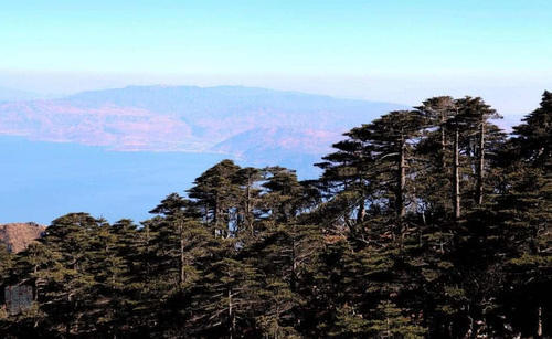 大理群峰竞秀，湖山相映，呈现一派壮丽的高原景色