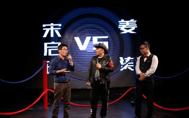  『抵达』两面三刀？姜涛抵达董成鹏直播刷礼物叙旧，被扒往日内函董成鹏势利眼