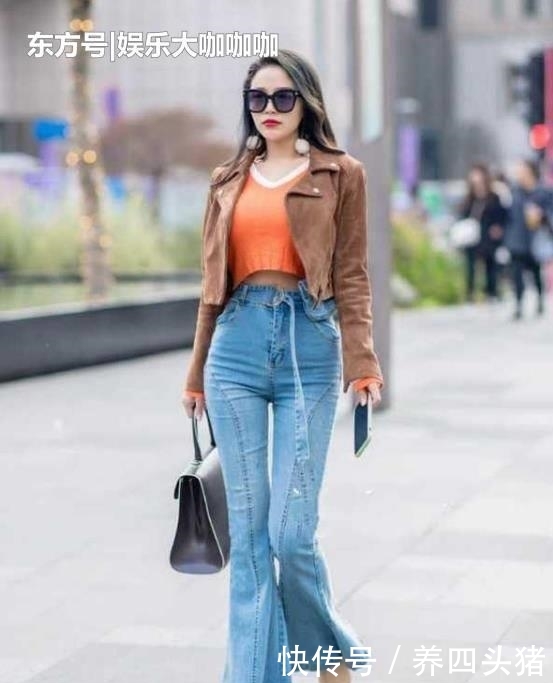  『美女』街拍：身材高挑的美女，一件棕色外套配牛仔喇叭裤，时尚优雅大气