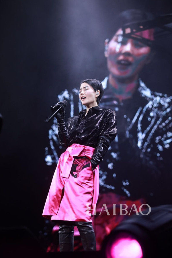 王菲的＂伪短发＂太强了吧，舍不得剪发和她们一样这么玩就对了!