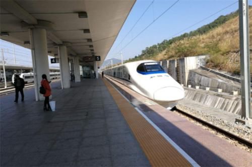  高铁■为什么现在人喜欢坐火车卧铺，而不坐高铁和飞机？今天可