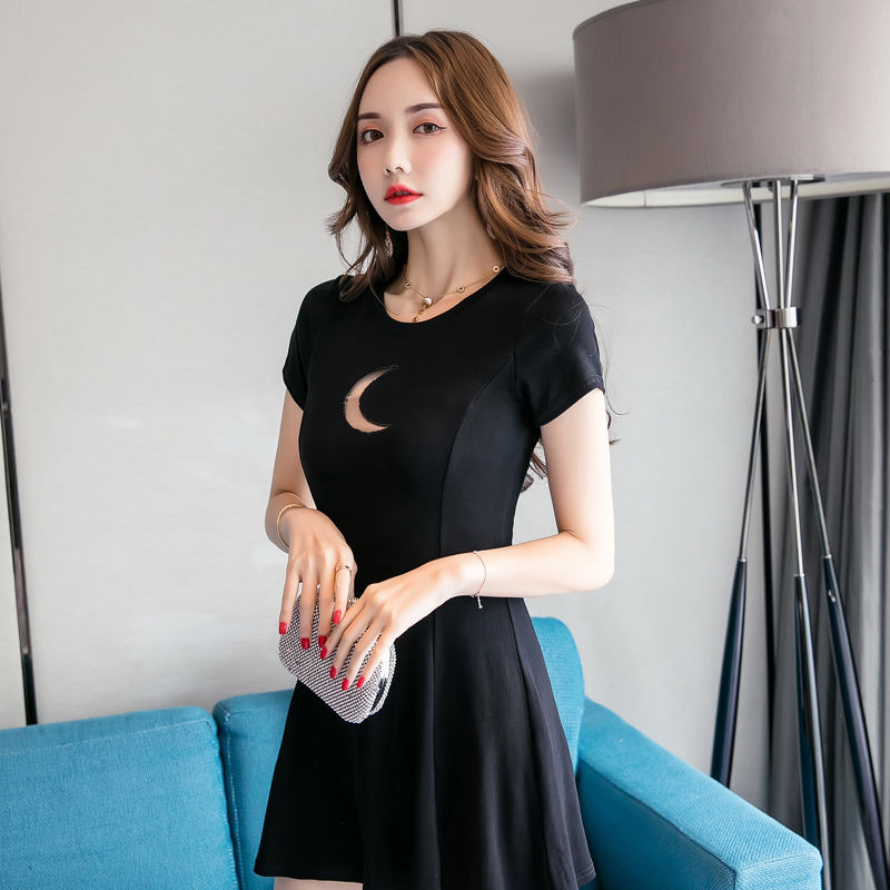 大胸姑娘别自卑,性感丰满是你的资本,穿上低胸裙秀出迷人曲线