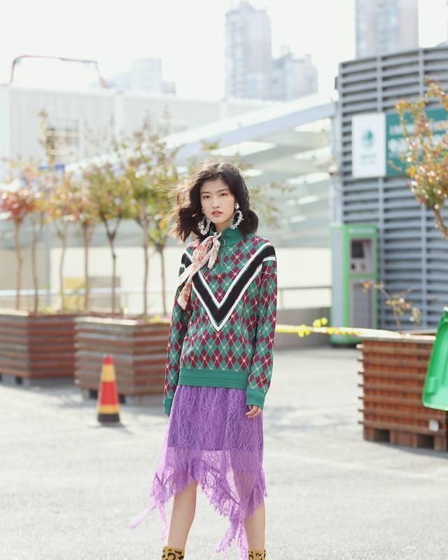 #紧身#街拍:青春洋溢的紧身裙美女,彰显潮流的气息,靓丽又大气