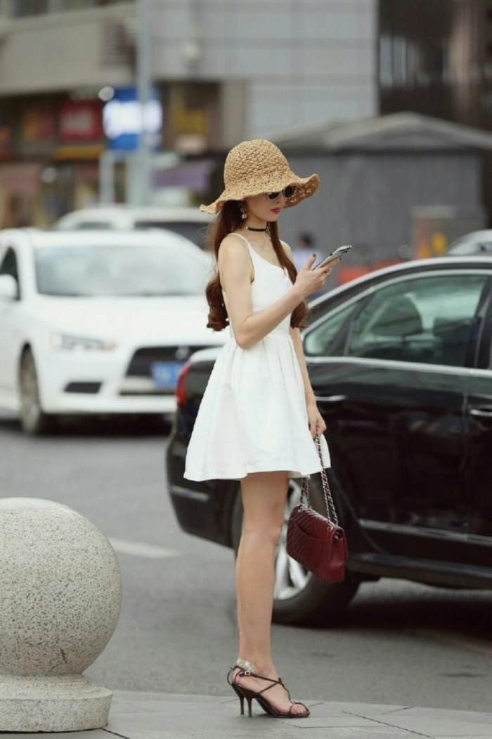 街拍：吊带短裙美女，大长腿秀得很极致！