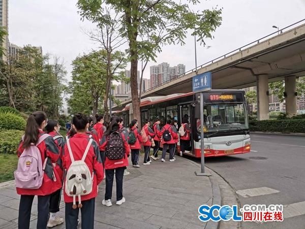  『复学』护航复学复课 成都已开行7条校园高峰快线