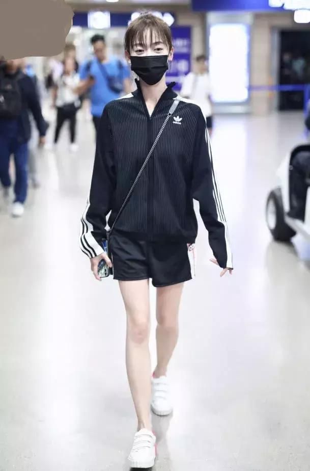 以前被郑爽的腿惊艳到了，吴谨言告诉你什么是真正的“漫画腿”