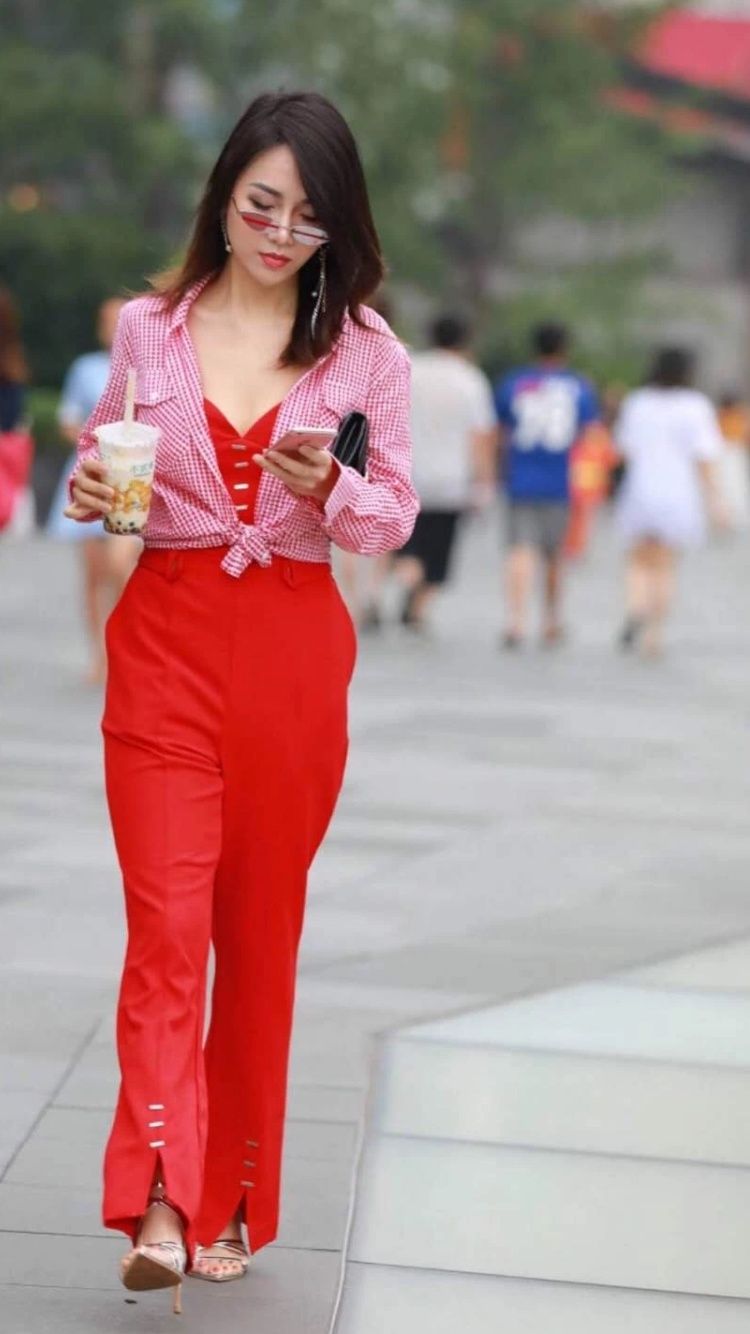 性感街拍丨美女这身大红色连体衣不要太扎眼,几十米开外就看见!