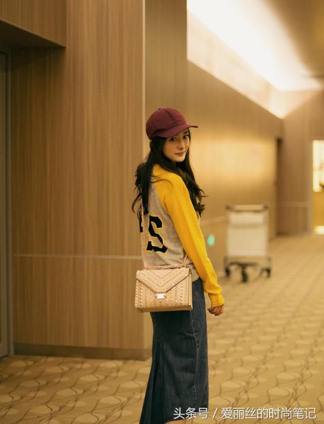 杨幂出席纽约时装周，卫衣配牛仔裙穿出少女感，带货女王回来了