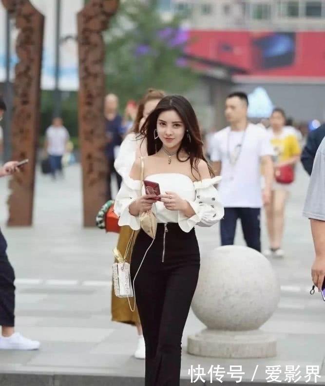 短袖T恤:女性穿上高跟鞋, 打造出时尚魅力的自己