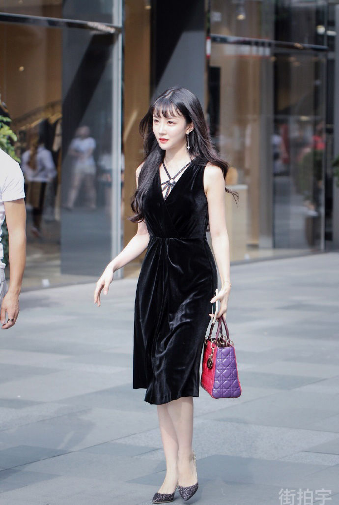 街拍北京:好姑娘就是自信，穿衣干净利落，展现不一样的美!