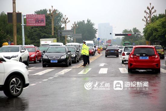 荧光@寿光交警:那一抹荧光绿 扮靓风雨中的吹哨人