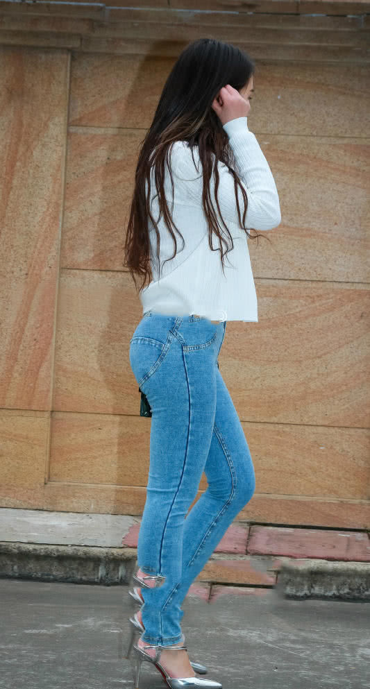 青春时尚的小姐姐，尽显轻熟女范儿