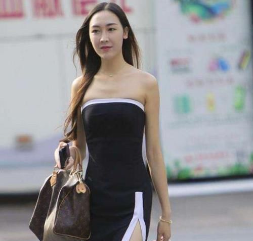 『真敢』女神潮范儿美搭!街拍:小姐姐真敢穿,裙子开叉这么高,诱惑力满满!