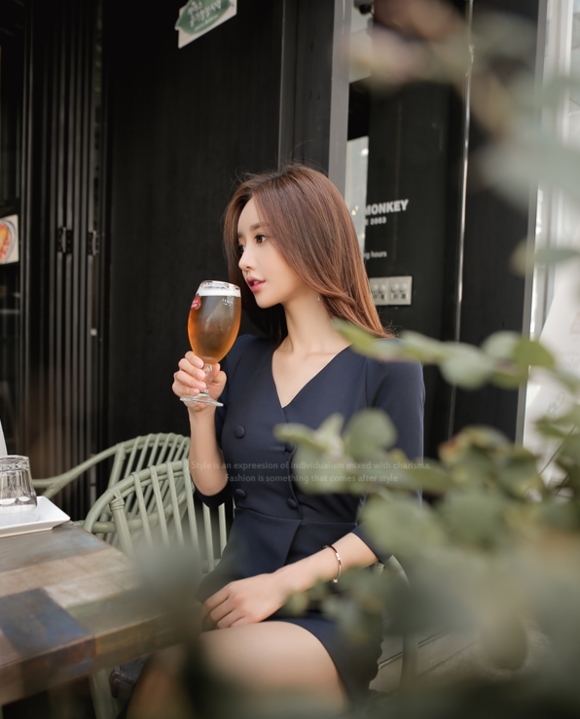  气质：办公美女孙允珠 气质西装连衣裙 性感美腿写真