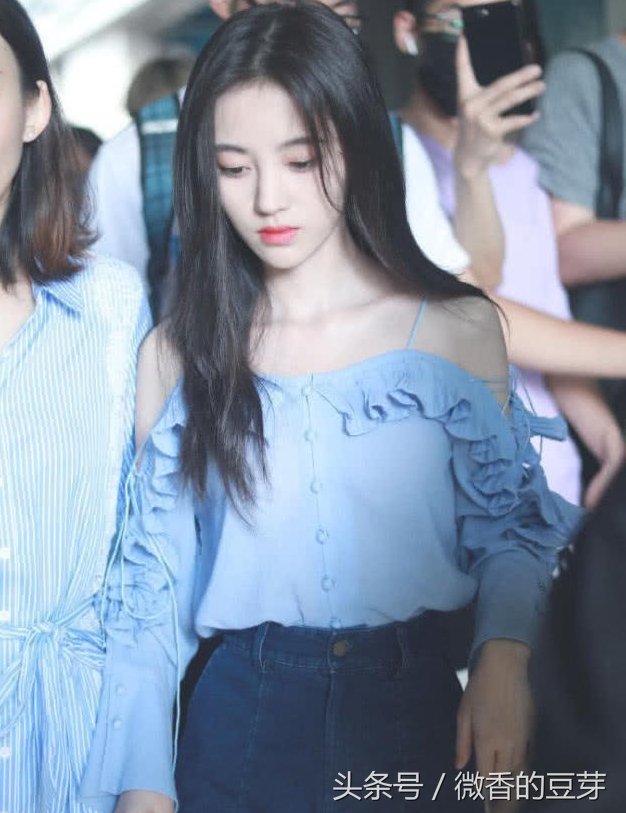 鞠婧祎终于放过安全裤，却又穿起“四格短裤”，紧的只能狂吸肚子