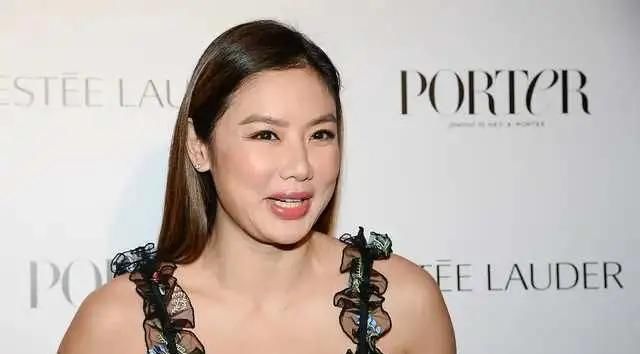 『凹凸感』乐基儿超级敢穿,吊带连衣裙身材凹凸感十足,凸显少女甜美气质