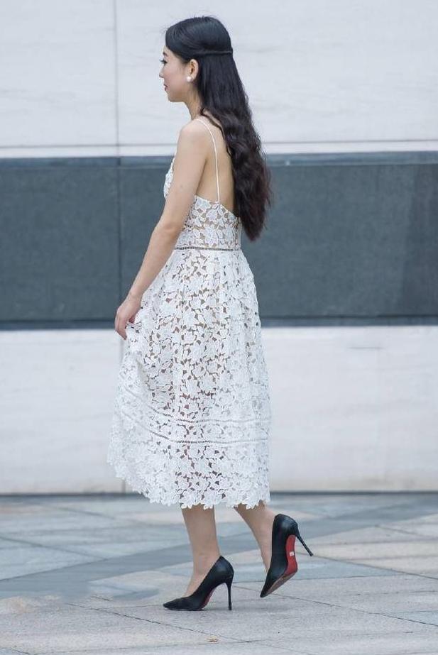 小姐姐穿白色镂空吊带连衣裙，就像穿的白纸裙一样！