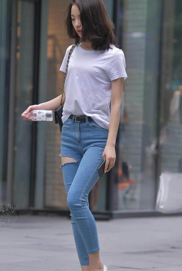 街拍: 知性小姐姐紧身破洞裤到处都是勒痕, 闺蜜微胖身材更有料