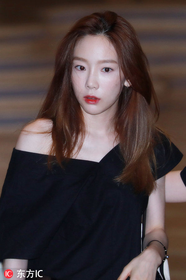 少女时代金泰妍露肩小黑裙非常撩，1米58也有傲人大长腿