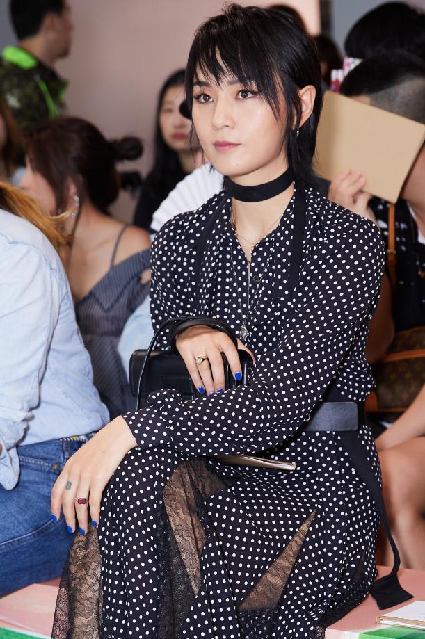 周笔畅都开始有女人味了，裙子的叉开到腰，秀出腿长1米8！