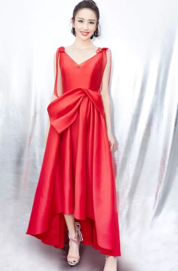 佟丽娅太厉害,网友:把凉鞋穿成高跟鞋,时髦不止一点点!