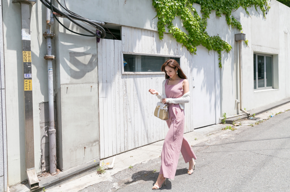 头条女神孙允珠，蜜桃汽水碎冰亮丝束腰阔腿裤