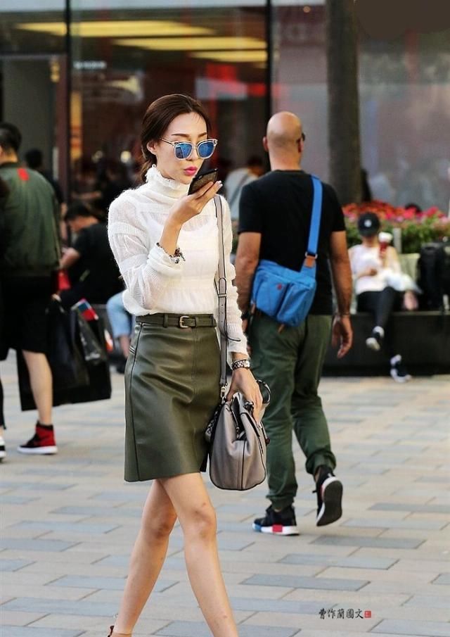  [皮质]街拍：穿出混搭风的皮质短裙美女