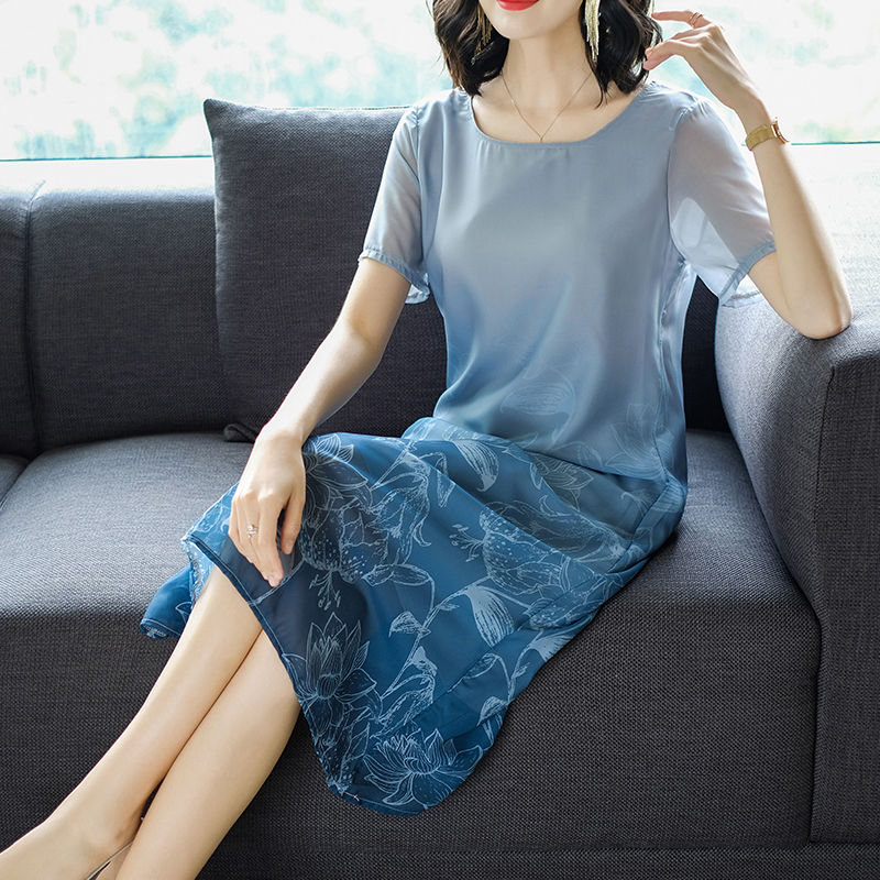 入秋了，35岁的我打死也不穿打底裤，就爱穿这种裙，才有女人味