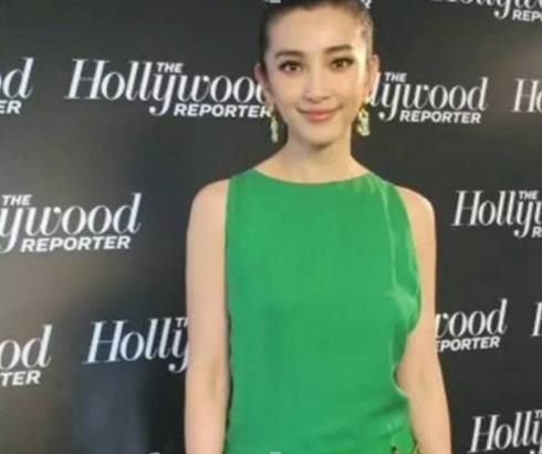杨幂穿绿裙，迪丽热巴穿绿裙，古力娜扎穿绿裙，好身材一览无遗！