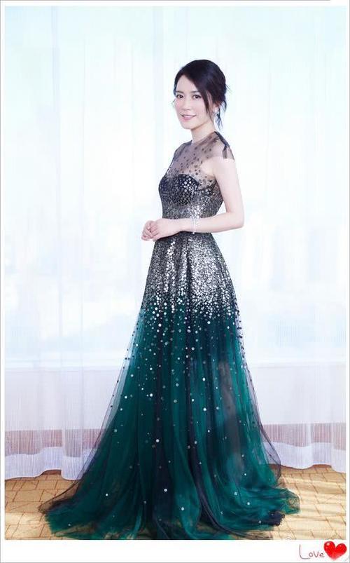 俞飞鸿为显腿长也是拼,牛仔裤提得又高又紧,网友:不怕勒得慌?