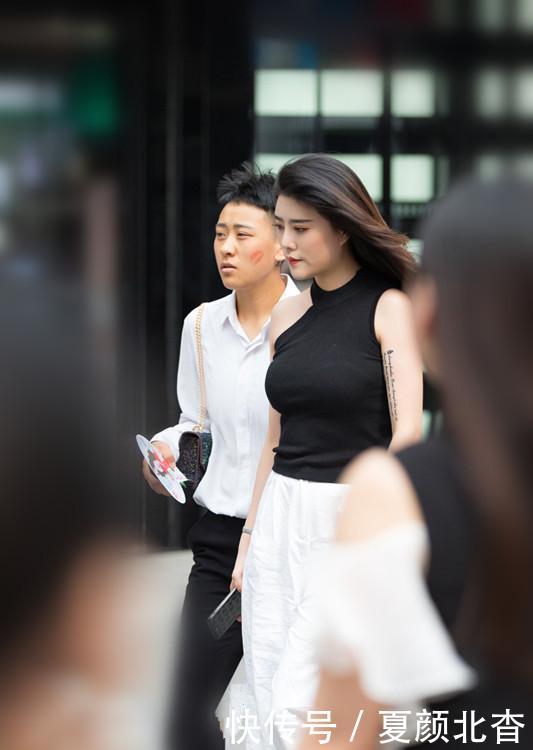  「凸显」街拍：淡蓝色的小吊带搭亮色深蓝短裙，靓丽十足，凸显优雅个性