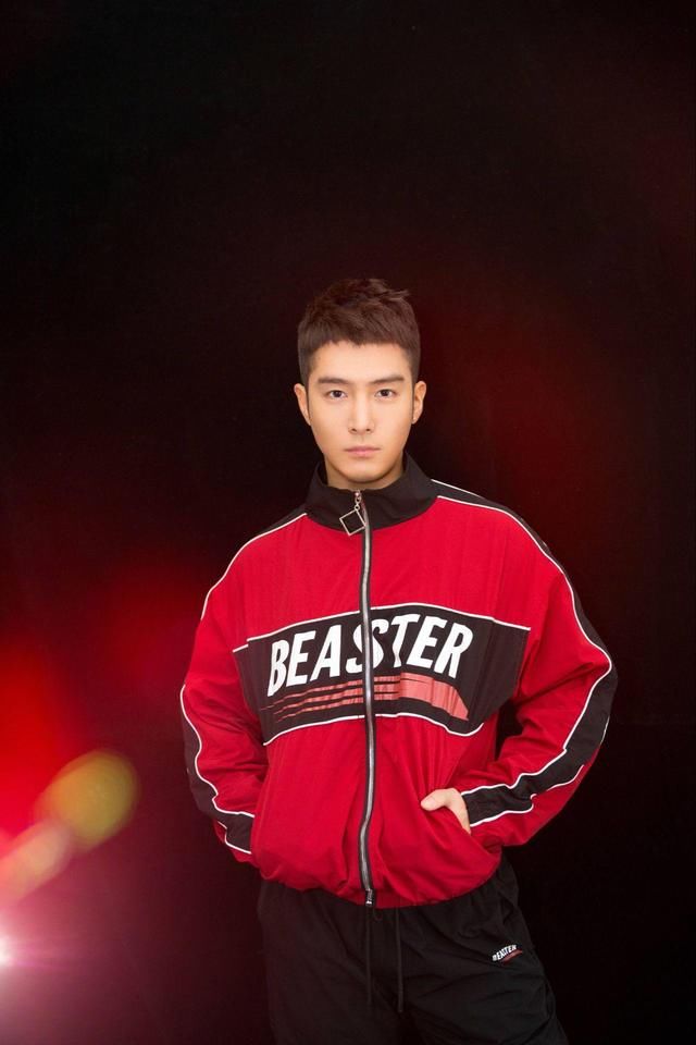 盛一伦身穿红色系秋装，火焰一般的帅，真有冲击力！