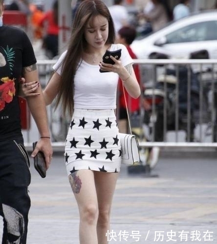 才能|街拍:具有百搭属性的白色上衣,如何搭配才能成为街头亮点