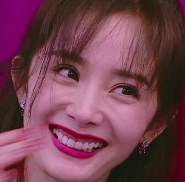 杨幂晒全脸自拍，疑似回应“脸崩”传闻？网友：自拍幂上线了