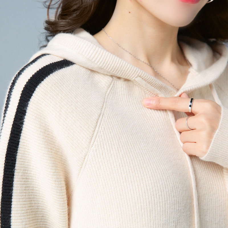 70后女人，穿这针织衫+黑裤子，年轻貌美特吸睛，女人味十足