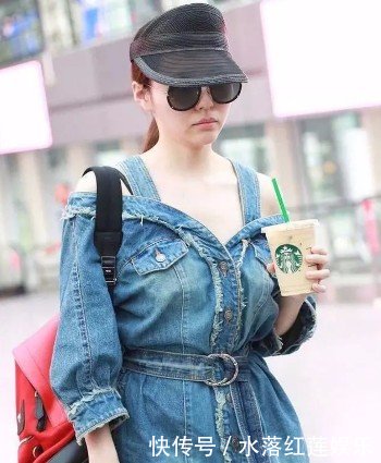 34岁张靓颖现身机场，吊带牛仔裙穿出“大妈范”，亏她敢穿