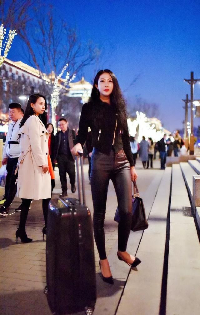  【小姐姐】高跟鞋搭配丝袜，让职业装变得女人味十足