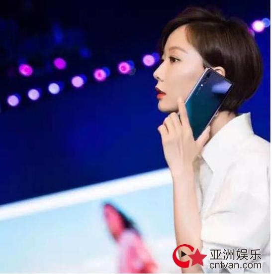 圈粉时尚圈 华为P20极光色更懂色彩密码