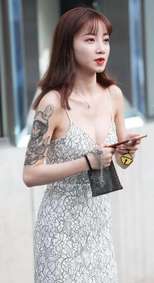 气质小姐姐穿细吊带连衣裙勾勒好身材，肤白貌美很出众